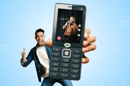 "एक यूथ AI फीचर फोन itel Super Guru 4G Max के साथ पोज़ करते हुए, जिसमें बड़ी डिस्प्ले पर वीडियो कंटेंट चल रहा है – फोन में 4G, वॉइस कमांड और AI बटन दिख रहा है।