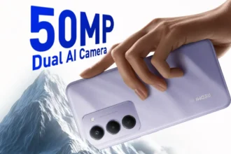 Redmi 15 5G स्मार्टफोन का बैक डिजाइन और 50MP डुअल AI कैमरा मॉड्यूल, पर्पल कलर वैरिएंट में हाथ में पकड़ा गया