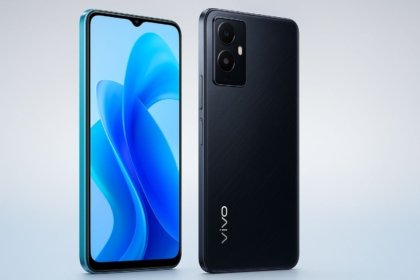 दो Vivo Y सीरीज स्मार्टफोन्स Vivo Y50m 5G और Vivo Y50 5G का क्लोज़अप, एक Azure कलर में फ्रंट व्यू और दूसरा Diamond Black कलर में बैक व्यू के साथ, न्यूट्रल बैकग्राउंड पर।