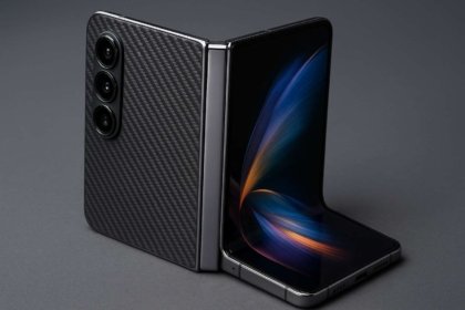 Samsung Galaxy Z Fold 8 का हाई-रेज़ॉल्यूशन रेंडर, जिसमें फोल्डिंग डिज़ाइन, कार्बन फाइबर बैकपैनल और कलरफुल डिस्प्ले दिखाया गया है.
