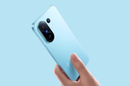 Vivo X200 FE स्मार्टफोन का Zeiss कैमरा सेटअप और स्लिम डिजाइन, हाथ में पकड़ा हुआ - नीले बैकग्राउंड पर