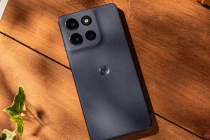Moto G86 Power 5G का रियर लुक ट्रिपल कैमरा सेटअप के साथ – लकड़ी की सतह पर स्टाइलिश डिजाइन में