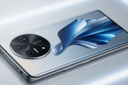 Realme 15 Pro 5G Silk Purple variant with circular camera design on a dark gradient background.