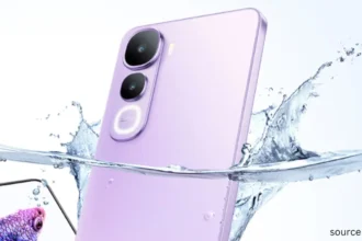 Vivo Y400 स्मार्टफोन पर्पल कलर में, पानी के छींटों के बीच IP68+IP69 वाटर रेसिस्टेंस दिखाते हुए – स्रोत: Vivo
