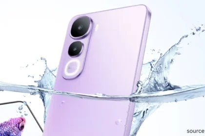 Vivo Y400 स्मार्टफोन पर्पल कलर में, पानी के छींटों के बीच IP68+IP69 वाटर रेसिस्टेंस दिखाते हुए – स्रोत: Vivo
