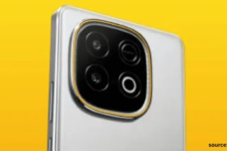 iQOO Z10 Turbo+ का रियर कैमरा मॉड्यूल डिजाइन जिसमें ड्यूल कैमरा सेटअप और फ्लैश के साथ स्क्वायर शेप बॉर्डर है, पीले बैकग्राउंड पर