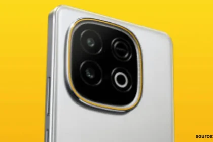 iQOO Z10 Turbo+ का रियर कैमरा मॉड्यूल डिजाइन जिसमें ड्यूल कैमरा सेटअप और फ्लैश के साथ स्क्वायर शेप बॉर्डर है, पीले बैकग्राउंड पर
