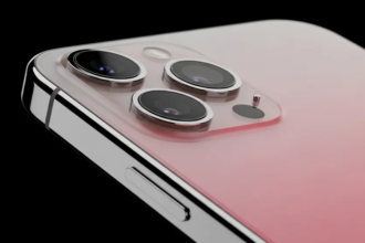 iPhone 16 Pro की एक प्रचार छवि, जिसमें इसका प्रीमियम डिज़ाइन, ट्रिपल कैमरा सेटअप और Apple इंटेलिजेंस फीचर्स दिखाए गए हैं, जो इसकी आकर्षक उपस्थिति को दर्शाते हैं।