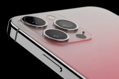 iPhone 16 Pro की एक प्रचार छवि, जिसमें इसका प्रीमियम डिज़ाइन, ट्रिपल कैमरा सेटअप और Apple इंटेलिजेंस फीचर्स दिखाए गए हैं, जो इसकी आकर्षक उपस्थिति को दर्शाते हैं।