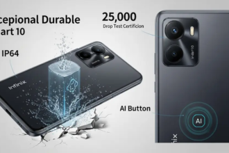 Infinix Smart 10 स्मार्टफोन की एक पेशेवर उत्पाद छवि, जिसमें इसकी IP64 रेटिंग और 25,000 ड्रॉप टेस्ट सर्टिफिकेशन के साथ इसकी असाधारण मजबूती पर जोर दिया गया है। छवि में एक समर्पित AI बटन भी दिखाया गया है, जो इसकी टिकाऊ बिल्ड क्वालिटी और उन्नत AI फीचर्स को दर्शाता है।