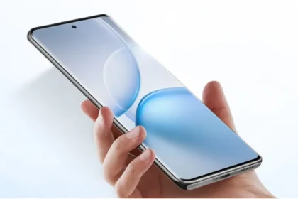 हाथ में पकड़ा हुआ Vivo Y400 5G स्मार्टफोन जिसमें फुल-स्क्रीन AMOLED डिस्प्ले और सेंट्रल पंच-होल कैमरा डिजाइन दिखाई दे रहा है